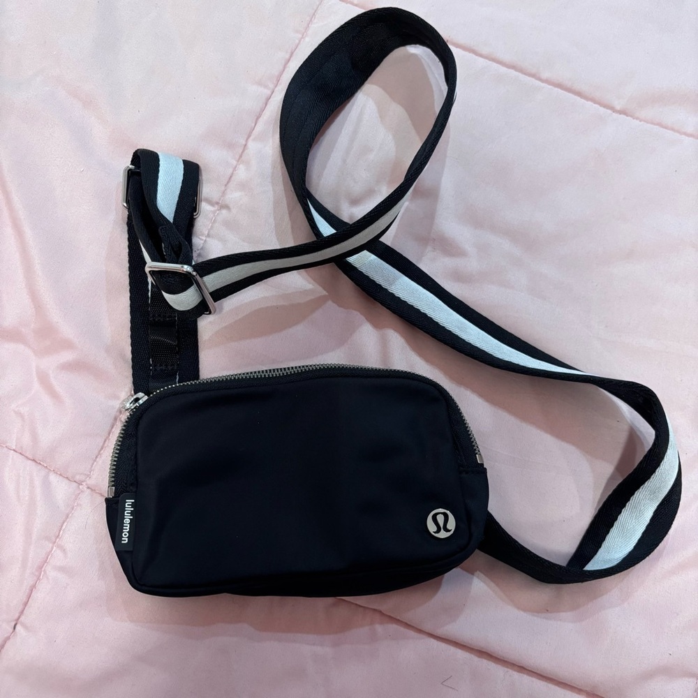 Lululemon Everywhere Belt Bag